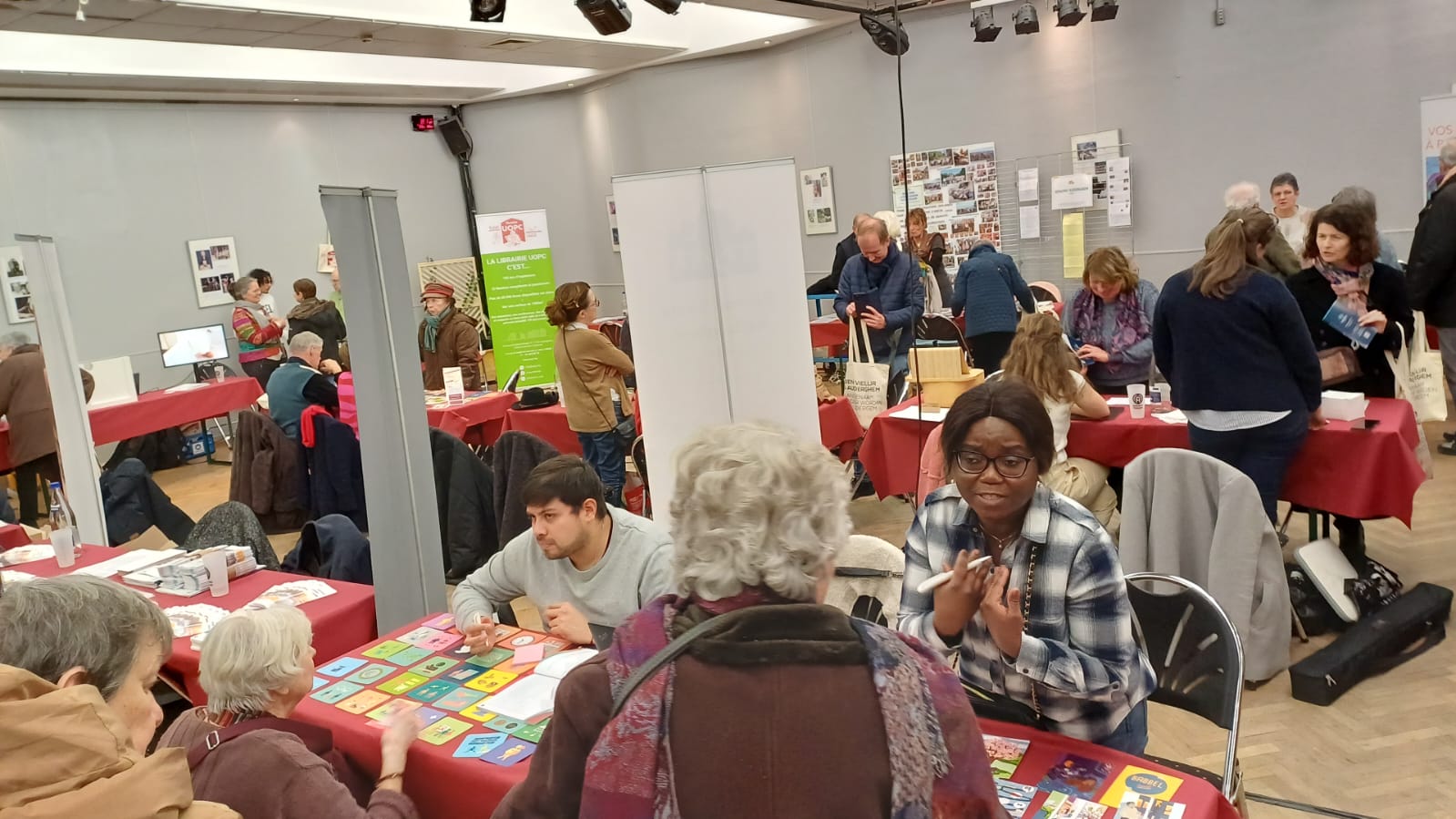 Les chargé∙es de prévention au salon « bien vieillir à Auderghem » 